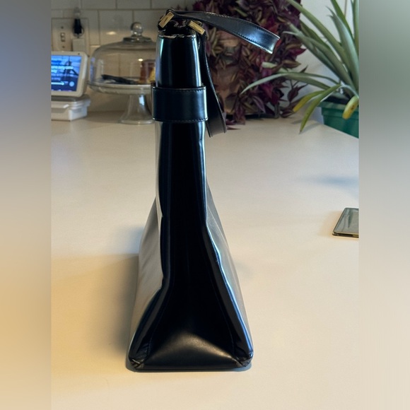 Gucci Vintage '90s Black Leather Tote in Fair Condition (interior peeling) - Picture 7 of 10